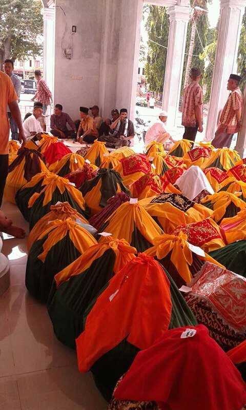 Ratusan nasi bungkus dari warga Desa Jijiem siap dikirim untuk warga korban gempa di Kabupaten Pidie Jaya, Aceh, Senin (12/12). Foto oleh Habil Razali/Rappler 