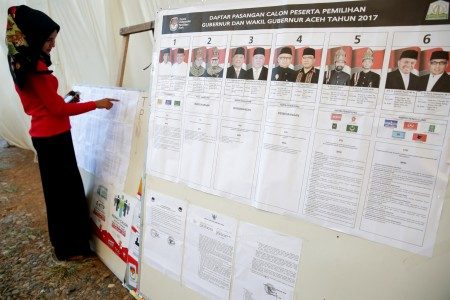 Warga melihat Daftar Pemilih Tetap (DPT) yang ditempel di Tempat Pemungutan Suara (TPS) di Desa Pango Raya, Banda Aceh, Aceh, Selasa (14/2). Foto oleh Irwansyah Putra/ANTARA 