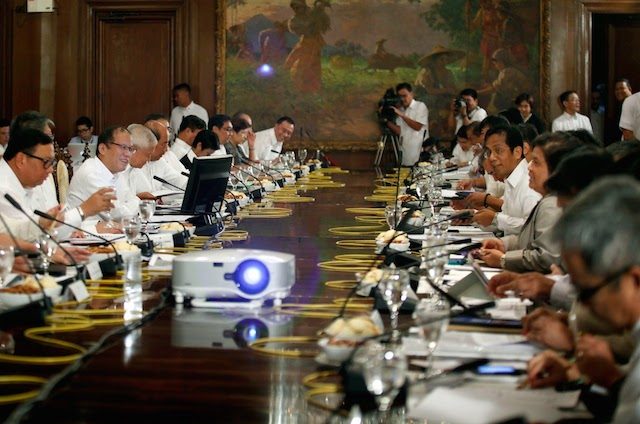 CABINET MEETING. President Benigno Aquino III presides over a Cabinet meeting at the Palace Aguinaldo State Dining Room on November 27, 2013. Photo from Malacañang Photo Bureau    