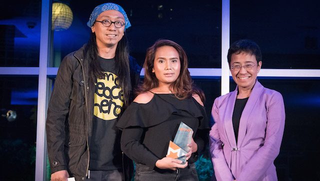 EARTH MOVER. Cherrie Atilano (center) receives her award during the Move Awards 2016 night at the Ayala Museum. Photo from Rappler 