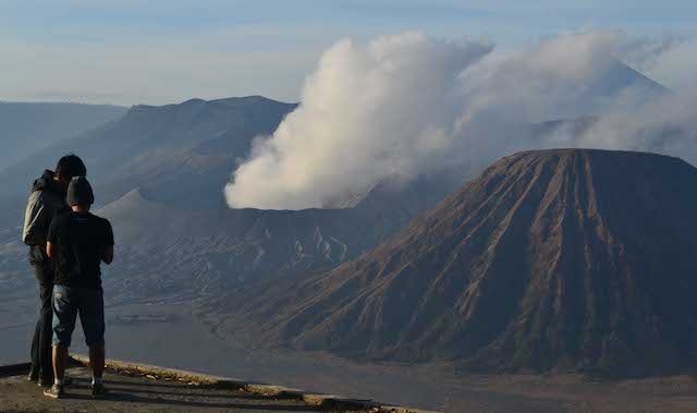 Kawah Gunung Bromo ditutup karena mengeluarkan asap putih