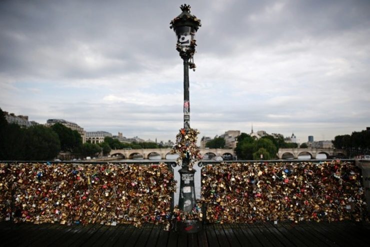 Paris puts up panels to prevent ‘love-locks’