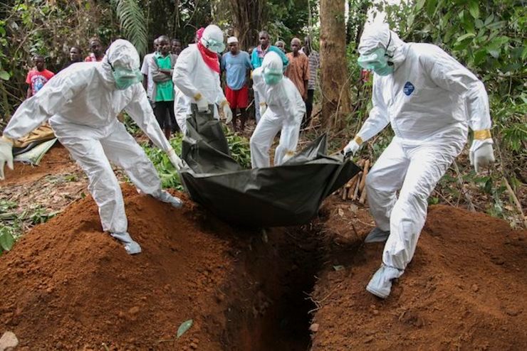 ANOTHER VICTIM. Liberian nurses bury the body of an Ebola victim in the Banjor Community on the outskirts of Monrovia, Liberia 06 August 2014. Ahmad Jallanzo/EPA