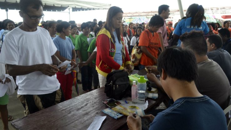 LONG LINES. Residents of Guiuan, Eastern Samar endure long lines for 4Ps and UCT pay-out. File photo by Jodesz Gavilan/Rappler