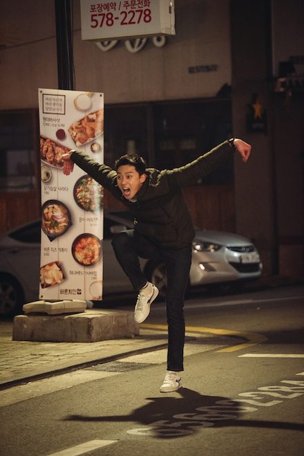 KOMEDI. Salah satu potongan akting Park Seo Jun yang sukses mengocok perut penonton di film 'Midnight Runners'. Foto dari Feat Pictures Indonesia 
