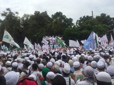 THOUSANDS OF PROTESTERS. Police estimate about 5,000 attend the rally against Jakarta's leading gubernatorial candidate. Photo by Zachary Lee/Rappler  