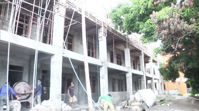UNFINISHED CLASSROOMS. In Sta Cruz, Laguna, a public senior high school will apply double shifting to accommodate incoming Grade 11 students. Screenshot from Rappler   