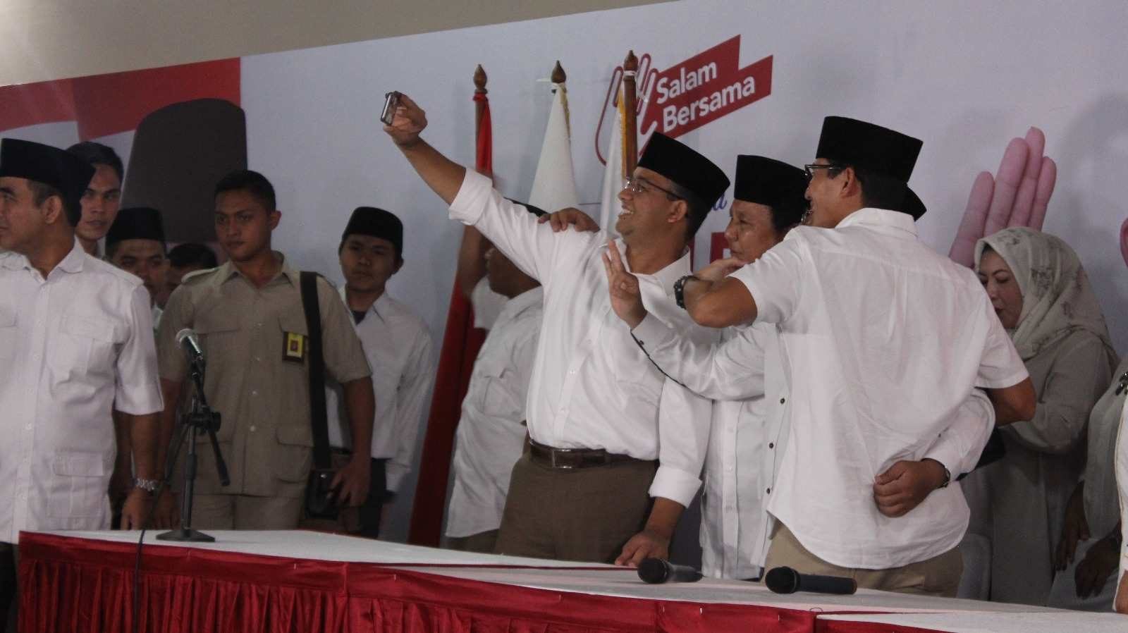 Anies Baswedan-Sandiaga Uno berfoto bersama Ketua Umum Gerindra Prabowo Subianto di Kantor DPP Gerindra, Ragunan, Jakarta Selatan, Rabu (15/2). Foto oleh Diego Batara/Rappler 