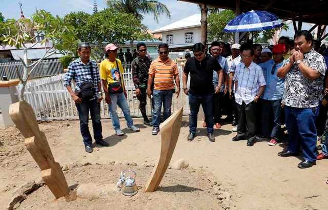 DEAD. Local officials visit the grave of Andal Ampatuan Sr. File photo by Jeff Maitem/Rappler 
