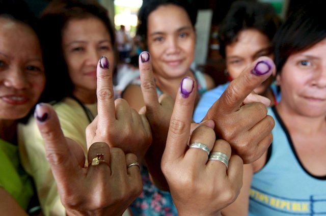INDELIBLE INK. Voters show their marked fingers after casting their vote. File photo by Dennis Sabangan/EPA    