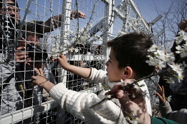 Greece seeks EU aid for 100,000 refugees