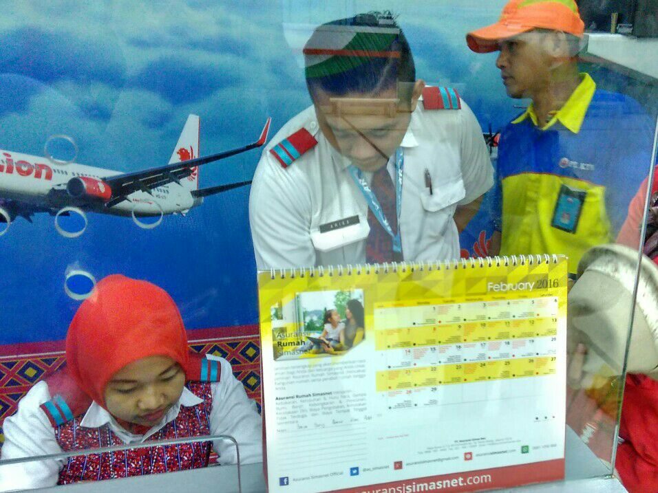 Petugas customer service Batik Air dan Lion Air. Foto oleh Sakinah Ummu Haniy/Rappler.com 