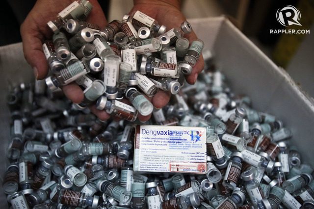 DENGUE VACCINE. A health worker shows off vials of Dengvaxia vaccine administered to students during the school-based immunization in Manila on December 4, 2017. File Photo by Ben Nabong/Rappler 