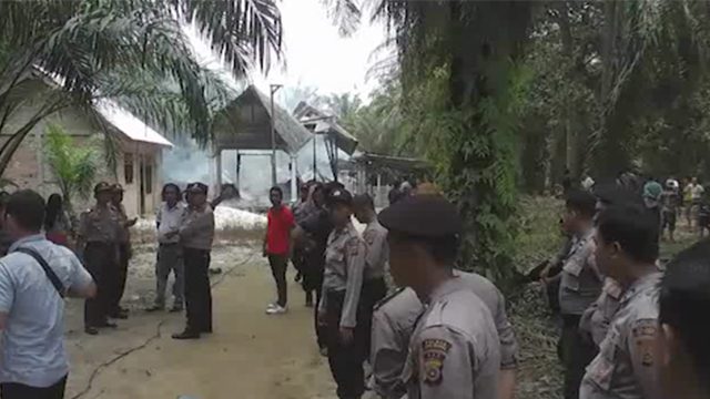 PENJAGAAN KETAT. Anggota polisi berjaga di lokasi gereja yang dibakar di Aceh Singkil. Foto istimewa  