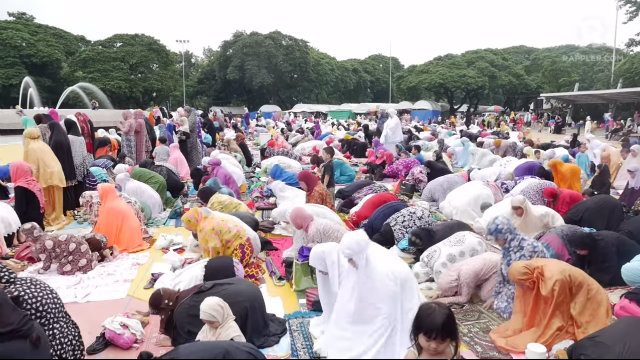Muslims celebrate Eid al-Fitr at Quezon Memorial Circle
