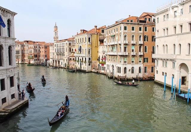 Tidak ada jalanan besar di Venesia, hanya kanal yang berpadu dengan arsitektur bangunan dari zaman renaissance. 