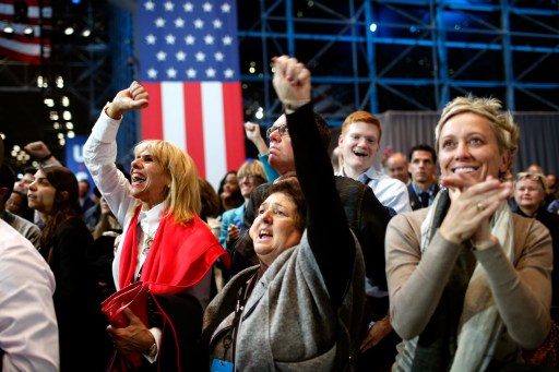 Pendukung Hillary Clinton bersemangat menyasikan basil hitung cep at di Jacob K. Javits Convention Center, Selasa (8/11). Foto oleh Win McNamee/Getty Images/AFP 