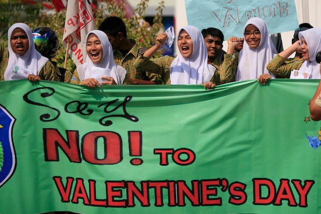Pelajar di Aceh memprotes perayaan  Valentine's Day di Banda aceh, 14 Februari 2014. Majelis Ulama Indonesia Aceh melarang perayaan tersebut karena diduga berasal dari budaya agama lain dan tidak sesuai dengan Syariat Islam. Foto oleh EPA
 