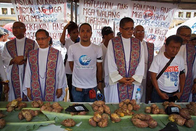 LAST SUPPER. Bishop Deogracias Iniquez, along with the priests who celebrated mass, joined the solidarity lunch with People Surge.