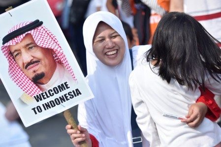Seorang warga membawa poster Raja Arab Saudi Salman bin Abdulaziz Al Saud ketika pelaksanaan Car Free Day di Bundaran HI Jakarta, Minggu (26/2). Foto oleh Wahyu Putro/ANTARA 