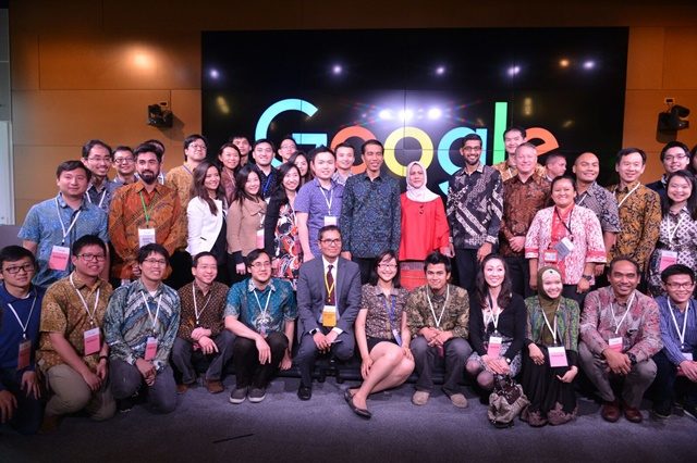 Presiden Joko Widodo berfoto dengan para pemuda Indonesia yang bekerja di kantor pusat Google di Silicon Valley, Amerika Serikat. Foto oleh Biro Pers Istana. 