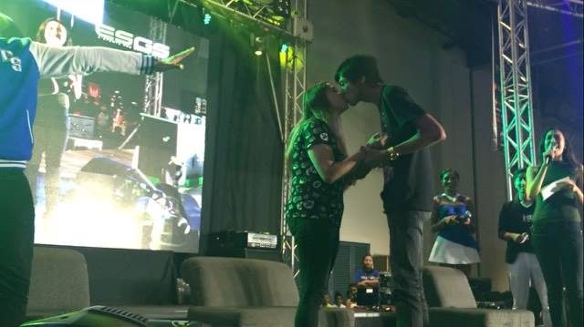 WATCH: Gamer proposes to girlfriend at ESGS