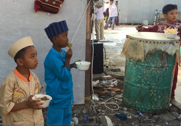 LEBARAN. Kids enjoy their food in the cleared fish market. Photo by Zachary Lee 