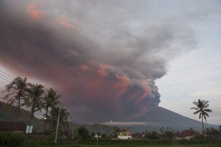 Asap dan abu vulkanis menyembur dari kawah Gunung Agung pascaletusan freatik kedua, terpantau dari Desa Culik, Karangasem, Bali, Minggu (26/11). FOTO oleh ANTARA/Nyoman Budhiana 
