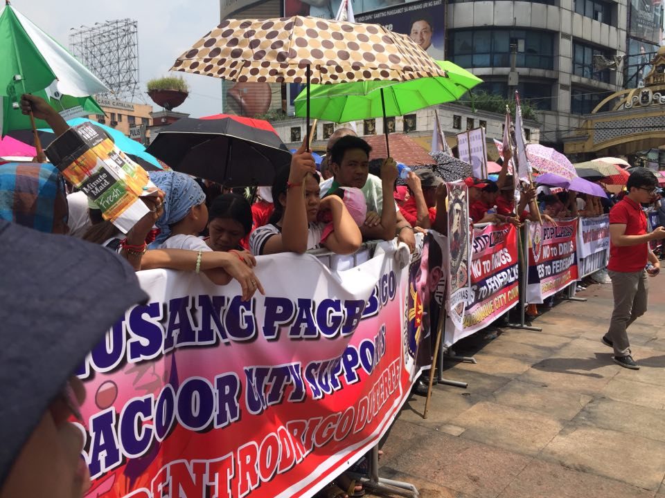 Pro-Duterte, anti-Martial Law groups engage in chant battle on Mendiola