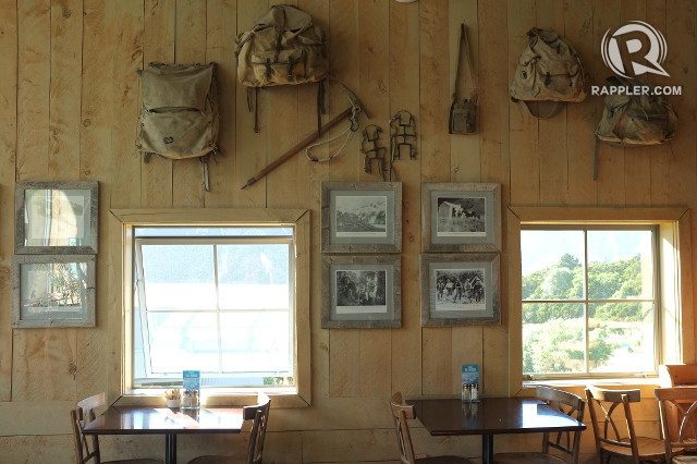 WARISAN. Peralatan dan foto pendakian alpine yang antik dipamerkan di Old Mountaineers' Cafe and Restaurant. 