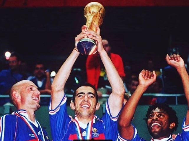 DJOURI. Gelandang Prancis Djouri Djorkaeff mengangkat trofi Piala Dunia 1998. Foto dari instagram @fifaworldcup 