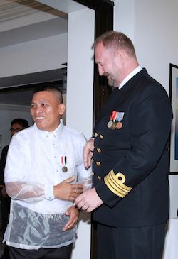 AWARDEE. Commander Senior Grade John Gunnar Refsnes in a light moment with one of the awardees. Photo from the Royal Norwegian Embassy in Manila 