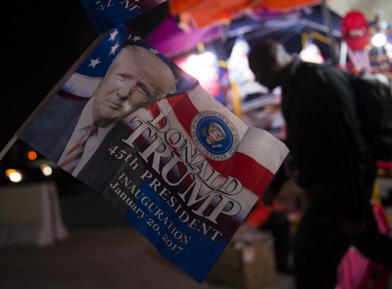 MEMORABILIA. Para pedagang menyiapkan berbagai memorabilia yang bisa dijual jelang pelantikan Donald Trump pada Jumat, 20 Januari. Foto oleh Molly Riley/AFP 
