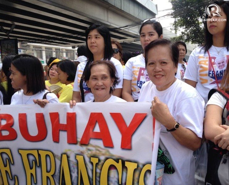 PILGRIMS. Remedios Damaso waits for Pope Francis with other members of her parish. Photo by Jodesz Gavilan/Rappler.com