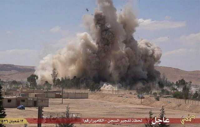 Syria army battles ISIS outside Palmyra