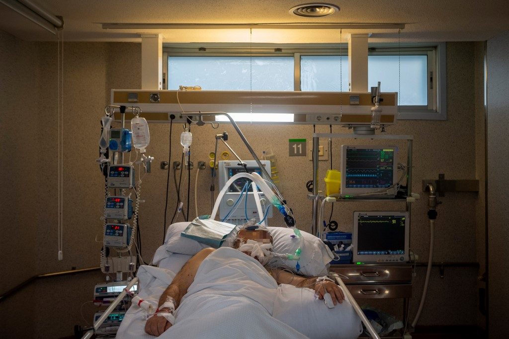 ICU. A COVID-19 coronavirus patient lies in bed at the Intensive Unit Care of the Povisa Hospital in Vigo, northwestern Spain, on April 16, 2020. Photo by Miguel Riopa/AFP 