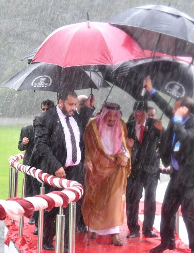 HUJAN DERAS. Para pengawal Raja Salman sibuk memayungi kepala Raja agar tidak terkena guyuran hujan deras saat tiba di Istana Bogor pada Rabu, 1 Maret. Foto oleh Biro Pers Istana 