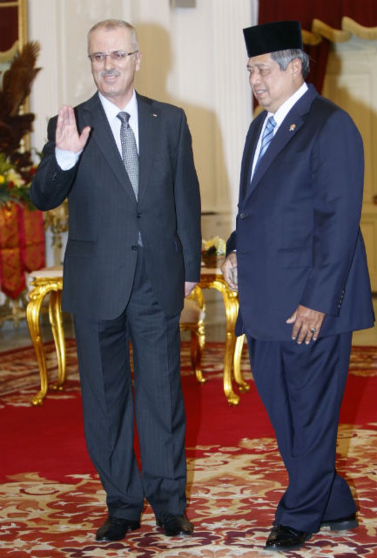 OFFICIAL RELATIONS. Palestinian Prime Minister Rami Hamdallah (L) with Indonesian President Susilo Bambang Yudhoyono (R) during a meeting at Merdeka Palace in Jakarta on February 28, 2014. File photo by EPA 