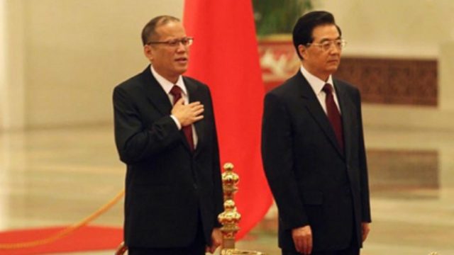 DELICATE RELATIONS. President Benigno Aquino III meets with Chinese President Hu Jintao in a state visit to China in 2011. Malacañang file photo   