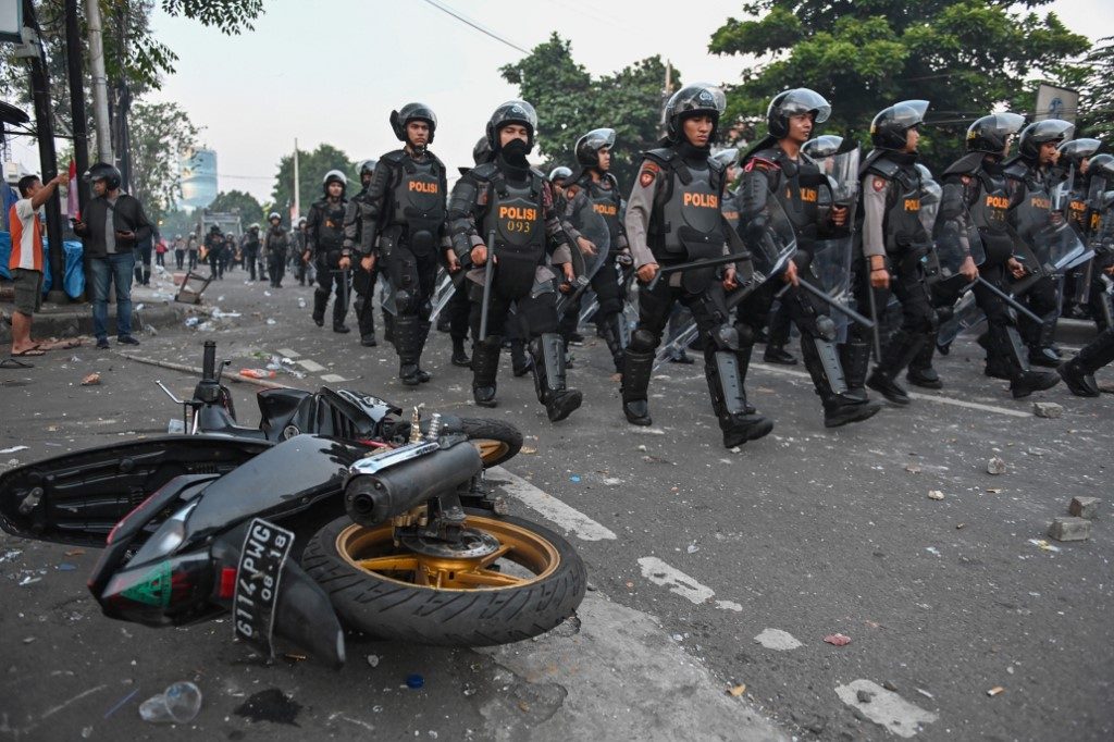 6 dead after election riots in Indonesia’s capital