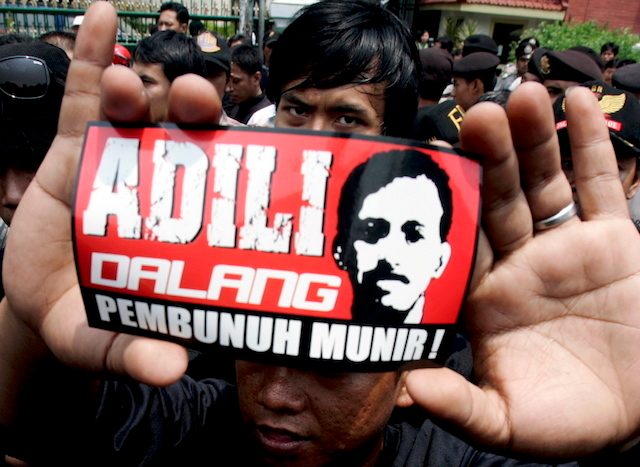 ADILI PEMBUNUH MUNIR. Pendukung Munir menuntut dalang pembunuh aktivis HAM ini segera diadili. Foto oleh Jurnasyanto Sukarno/EPA 