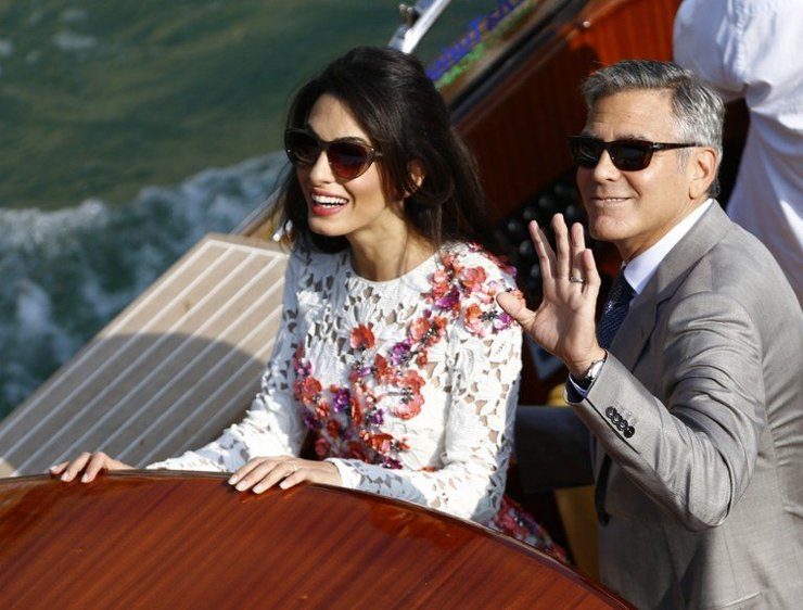 Newlywed Clooneys show off their wedding rings in Venice
