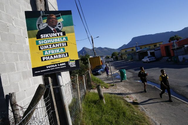 Rival S.African parties in violent pre-election clash