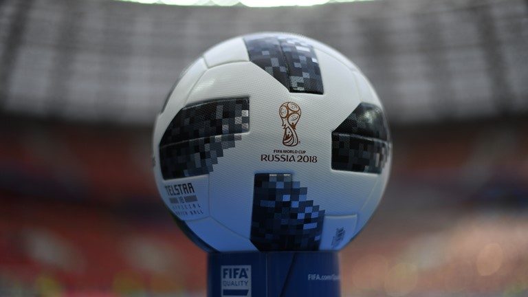 BOLA RESMI. Inilah penampakan bola resmi yang digunakan di pertandingan perdana Piala Dunia 2018. Foto dari LIVE BLOG FIFA.com 