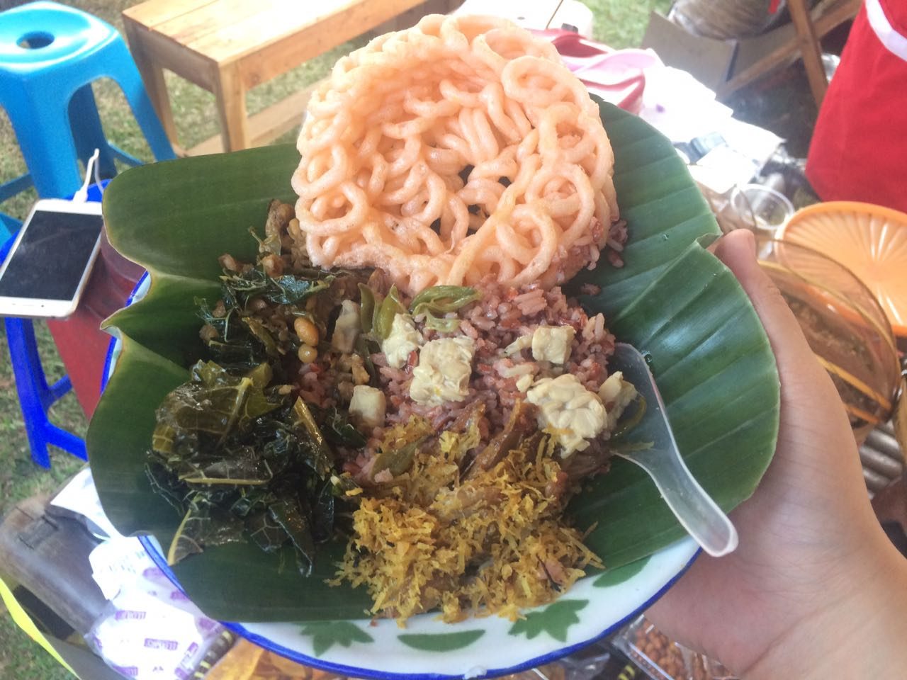 Menikmati nasi merah denagn sayur dan kerupuk di Pasar Kuliner Prambanan Jazz Festival 2017, 18-20 Agustus. Foto oleh Nadia Hamid/Rappler. 