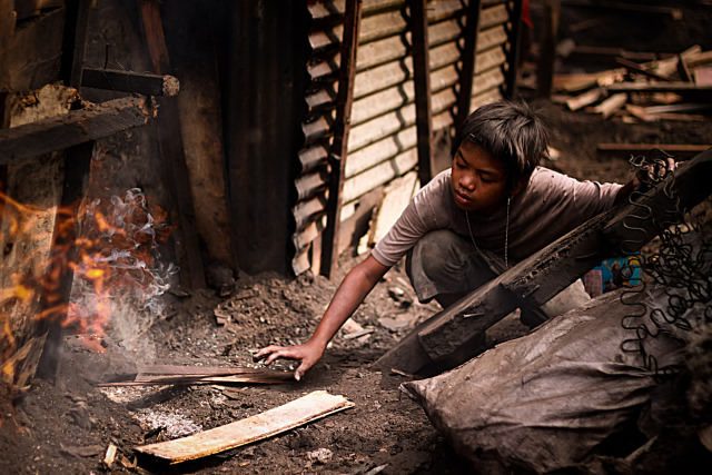 ULINGAN. Tondo is home to a charcoal industry fueled by both adults and children. Photo by Kim Pauig  
