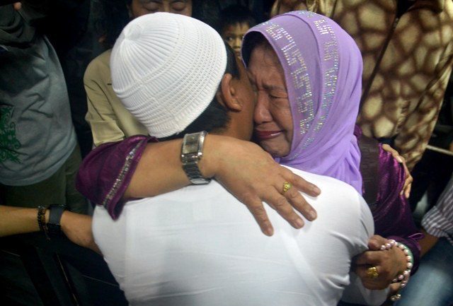 GUILTY. Rukmini, the mother of Gowa civil servant Fadhli Rahim, weeps as she hugs her son. Photo by Mansyur Rahim/Rappler