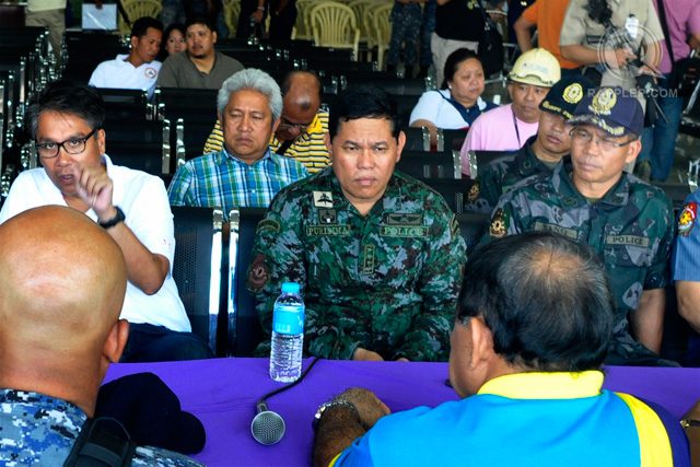 FIRST CHOICE? Police Director Juanito Vaño (right-most) during the 2013 Zamboanga siege. File photo by Leanne Jazul/Rappler  
