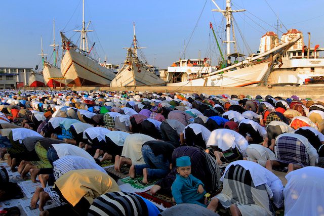 Ratusan muslim melakukan salat Idul Fitri di Pelabuhan Sunda Kepala, Sabtu, 17 Juli 2015. Foto oleh Bagus Indahono/EPA 