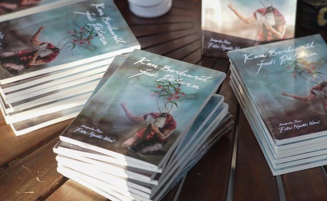 BUKU KEDUA. 'Kau Berhasil Jadi Peluru' adalah buku kumpulan puisi Fitri Nganthi Wani yang kedua. Kumpulan puisi yang pertama, berjudul 'Selepas Bapakku Hilang', diluncurkan di Taman Ismail Marzuki Jakarta pada 2009. Foto dari panitia peluncuran buku 